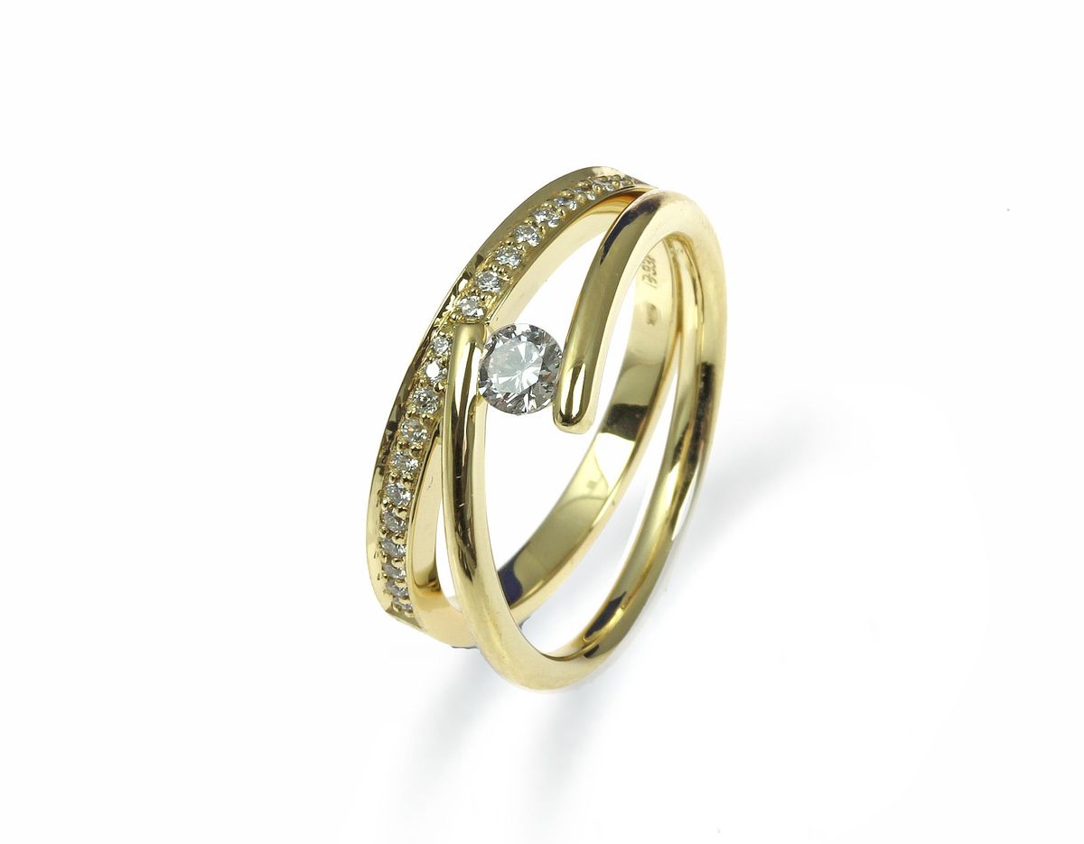 Anillo diamantes media alianza y solitario 495810